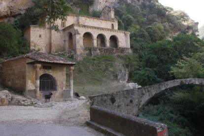 Conjunto de ermitas ‘incrustadas’ en la roca y el puente medieval de Tobera.-G. GONZÁLEZ