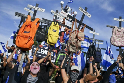 Manifestación de estudiantes contra el presidente Ortega en Managua.-/ AP / ESTEBAN FELIX