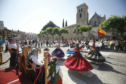 El grupo de danzas de Mari Ángeles Sáiz, esta mañana amenizando la espera hasta que salga la procesión.-SANTI OTERO