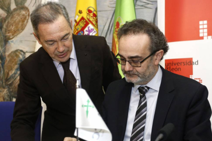 El director general de Planificación e Innovación de la Junta, Rafael Sánchez, junto al presidente de la Asociación Española contra el Cáncer de León, Serafín de Abajo-Ical