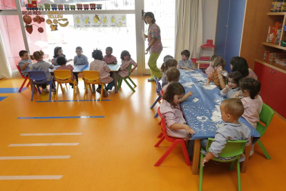 Varios niños participan en una actividad en la escuela infantil Los Gigantillos.-RAUL G. OCHOA