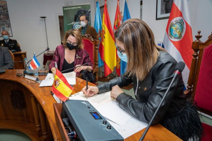 La alcaldesa de Aranda, Raquel González, firma el acuerdo. ICAL