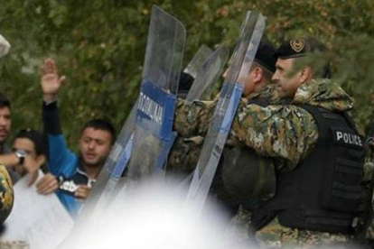 La policía macedonia lanza gases lacrimógenos contra los inmigrantes causando graves heridas en sus cuerpos.-AP