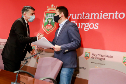 Vicente Marañón y Daniel de la Rosa se saludan antes de comenzar la rueda de prensa de balance de 2021. TOMÁS ALONSO