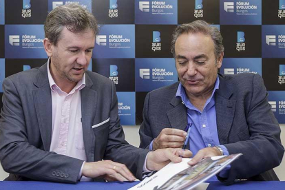 Un momento de la firma del convenio entre el alcalde, Javier Lacalle, y el promotor del evento José Luis Barrena.-SANTI OTERO