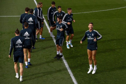 Los jugadores del Madrid durante un entrenamiento.-EFE