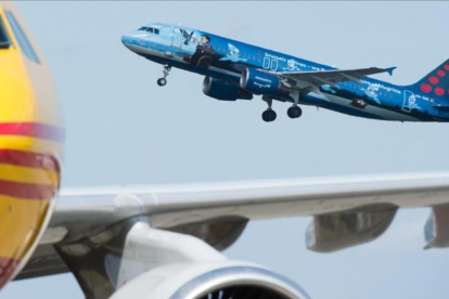 Un avión de la compañía Brussels Airlines despega de Zaventem tras abrirse el aeropuerto al tráfico aéreo.-BENOIT DOPPAGNE