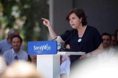 Soraya Sáenz de Santamaría, esta mañana en su primer acto de campaña interna, en Málaga.-EFE/ CARLOS DÍAZ