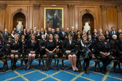 Foto de familia de miembros del Congreso vestidas de negro en apoyo al movimiento #MeToo.-EFE / JIM LO SCALZO