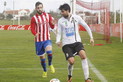 Carlos Quesada controla el balón durante un partido.-ECB