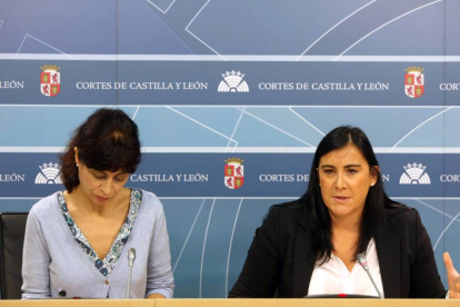 La portavoz del Grupo Parlamentario Socialista, Ana Redondo, y la secretaria de Organización, Ana Sánchez (D), valoran asuntos de actualidad política en la Comunidad-Ical