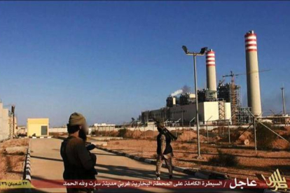 Dos yihadistas frente a la central eléctrica tomada en Sirte.-Foto: TWITTER