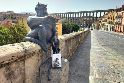 El Diablillo del Acueducto de Segovia y un ejemplar de la nueva novela de Abella. DARÍO GONZALO