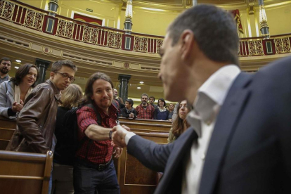 El líder de PSOE, Pedro Sánchez, saludando al secretario general de Podemos, Pablo Iglesias, en el Congreso.-PACO CAMPOS / EFE