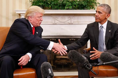 Obama y Trump escenifican el traspaso de poderes desde el Despacho Oval.-AP