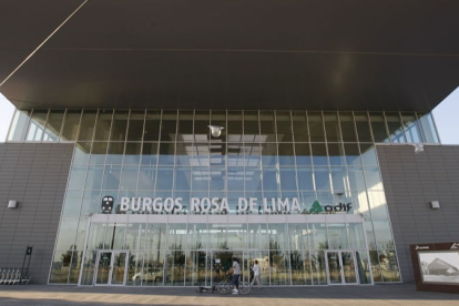 Imagen de la fachada de la estación de ferrocarril de Burgos con la denominación anterior. R. O.