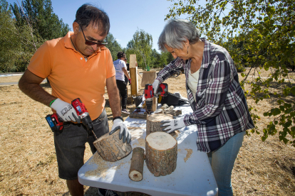 Imagen del taller de voluntariado durante la instalación del primer hotel para insectos. TOMÁS ALONSO