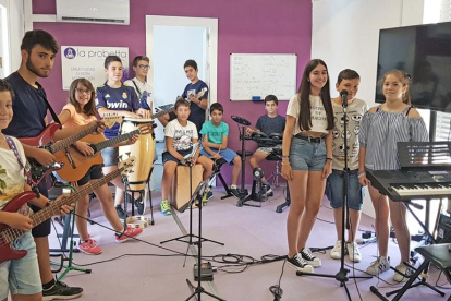Los niños y niñas de la Escuela de Rock La Probetta, en Aranda de Duero, esperan ansiosos su actuación en uno de los festivales más importantes del país.-L.V.