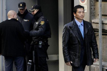 Gao Ping, presunto cabecilla de la trama Emperador, sale de la Audiencia Nacional en diciembre del 2012.-JOSE LUIS ROCA