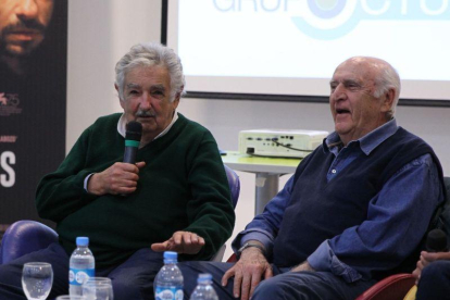El expresidente uruguayo Jose Mujica y el escritor uruguayo Mauricio Rosencof participan durante la presentacion de la pelicula La noche de 12 anos en Buenos Aires, Argentina.-PABLO RAMÓN (EFE)