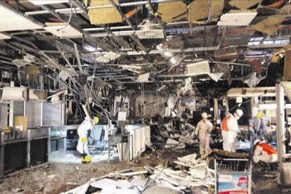 Aspecto del interior de la terminal de salida del aeropuerto de Zaventem tras los ataques terroristas, difundidas por el diario belga Het Nieuwsblad.-