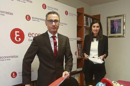 Alonso de Linaje y Paz Lorente presentaron ayer el informe en el Colegio de Economistas.-R. OCHOA
