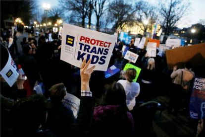 Un grupo de manifestantes expresan su apoyo ante la Casa Blanca a los niños transgénero.-REUTERS / JONATHAN ERNST