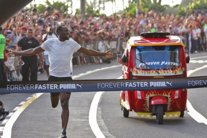 Bolt afirmó entre sonrisas al público que la carrera fue demasiado fácil.-AFP