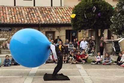 Pequeños y mayores disfrutaron de lo lindo con los espectáculos de ilusionismo durante la primera jornada del festival.-G.G.