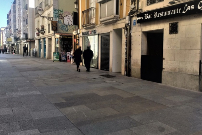 Personas paseando por el centro de Burgos. S. L. C.