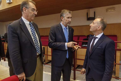 Benavente y Pérez Mateos dialogan con Emilio Lozano, director de Sportia.-SANTI OTERO