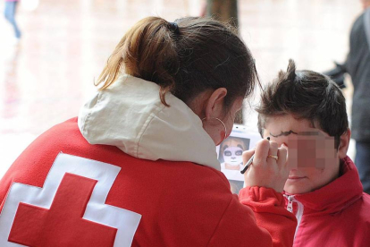 Una voluntaria Cruz Roja, durante una de las actividades que organiza la organización.-ECB