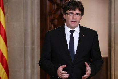Puigdemont, durante su declaración institucional desde el Palau de la Generalitat.-JORDI BEDMAR