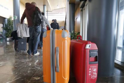 Viajeros listos para salir a otro destino en el aeropuerto de Burgos.-RAÚL G. OCHOA
