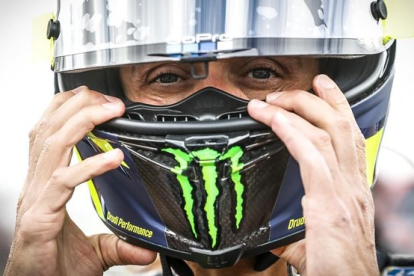 <strong>El veterano italiano Valentino Rossi se pone el casco en la parrilla del GP de Malasia.