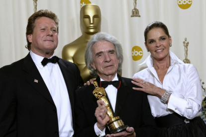 Arthur Hiller, con el Oscar, entre los protagonistas de 'Love Story' Ryan O'Neal y Ali McGraw.-REUTERS / MIKE BLAKE