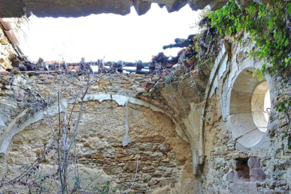 Una de las naves de la iglesia tiene la techumbre hundida.-HISPANIA NOSTRA