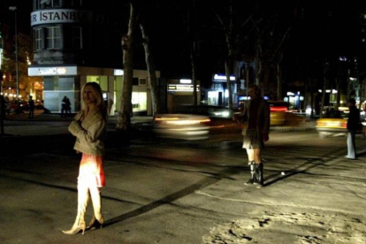 Prostitutas en la calle de una ciudad turca.-AL YAZIRA