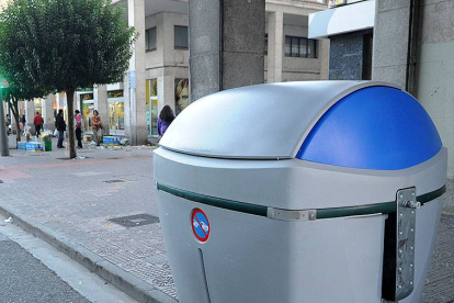 Prototipo del nuevo contenedor para el reciclaje de papel y cartón.-ISRAEL L. MURILLO