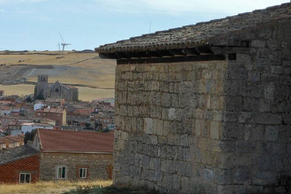 Una espléndida  vista del pueblo y la iglesia de San Esteban desde su ‘hermano vigilante’, el templo de San Millán.-ECB