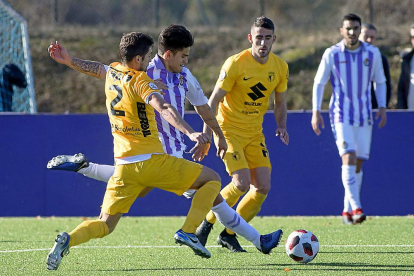 Aldalur intenta tapar el disparo de un jugador del Real Valladolid B.-JOSÉ C. CASTILLO