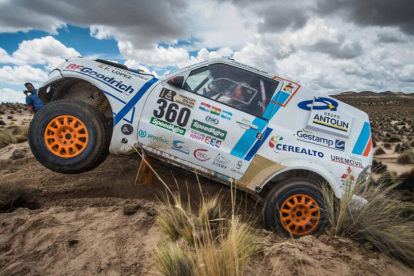 Cristina Gutiérrez supera una duna.-ARCRACING