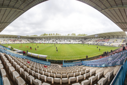 El Burgos CF acometerá la mejora de la iluminación del estadio cuando finalice la presente campaña. SANTI OTERO