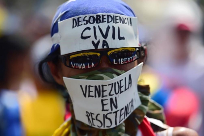Manifestaciones a favor y en contra del  Gobierno en Venezuela, este miércoles.-RONALDO SCHMEITD