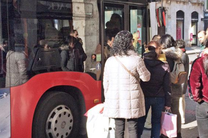 Personas subiendo a un autobús municipal. ISRAEL L. MURILLO