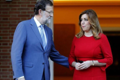 Mariano Rajoy recibe a Susana Díaz en diciembre de 2014 en la Moncloa.-J.M. PRATS