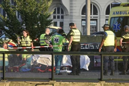 Los servicios de emergencia atienden a heridos en el atropello frente a la estación Central de Ámsterdam.-EFE