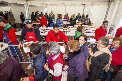 Varias personas degustan cecina en las fiestas de San Pedro de la Fuente.-SANTI OTERO