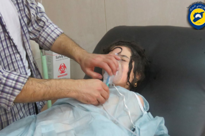 Civiles tratados de un supuesto ataque químico con gas de cloro en Alepo.-