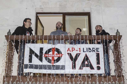 Vecinos y miembros de la Plataforma de Afectados por la N-I celebran en Briviesca la gratuidad de la ya extinta AP-1.-SANTI OTERO